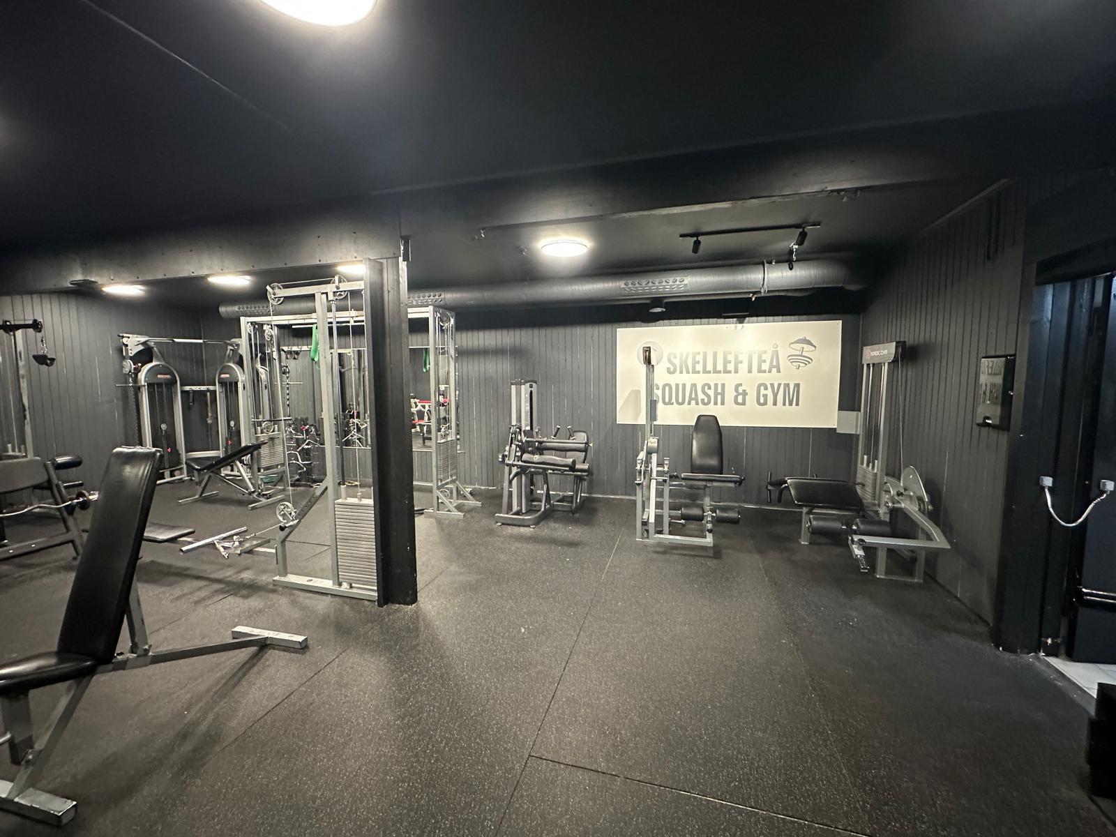 Gym utrustning med Skellefteå Squash & Gym skylt
