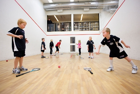 Barnträning på squashbana
